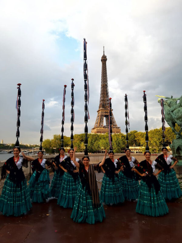 Delegación paraguaya destacó al folclore nacional en las calles de París - .::Agencia IP::.