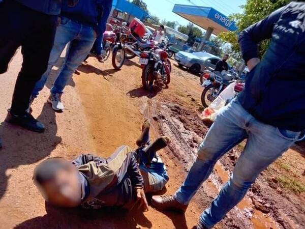 Crónica / Supuesto ladrón fue reducido a patadas por el marido y los hijos de su víctima