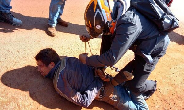 Vecinos maniatan a ladrón y lo entregan a la Policía