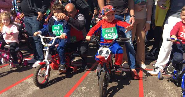 La Nación / Encarnación: se realizó la 9ª edición de la carrera de triciclos en la playa San José