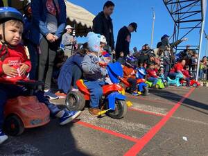 Crónica / Carrera de triciclos alegró a familias encarnacenas