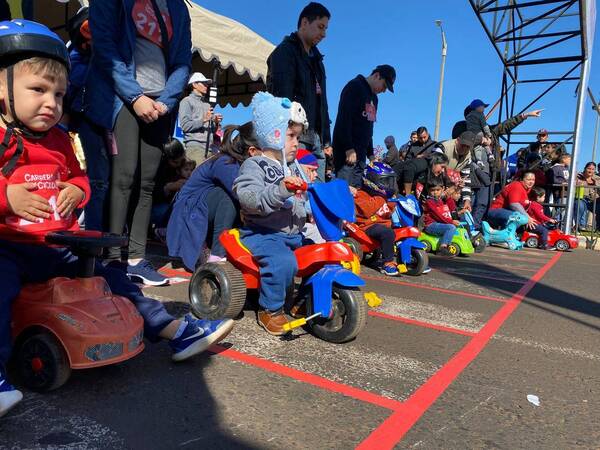 Crónica / Carrera de triciclos alegró a familias encarnacenas