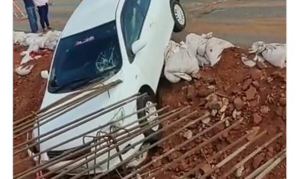 Maniobra brusca de un conductor lo mandó a un barranco de obras