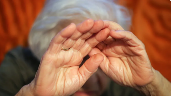 Golpeó a su mamá de 76 años porque le reclamó por llegar ka'úre