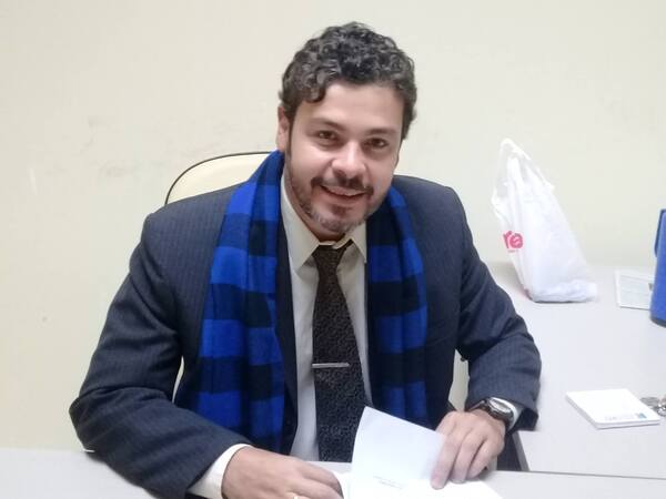 Gobernador visita de sorpresa las escuelas para controlar el almuerzo y merienda escolar