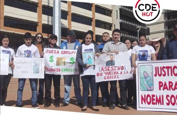 Crónica / Monday: Familiares y amigos de una joven asesinada exigen justicia ante el Poder Judicial