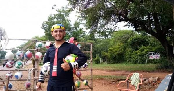 La Nación / “Kiko paraguayo” recibió su segundo título universitario tras dedicarse a la venta de pelotas
