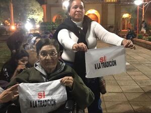 Defensores del tradicional vito de dinero protestan de nuevo frente al templo de Guarambaré - Nacionales - ABC Color