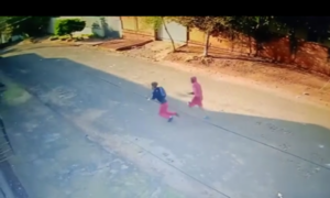 (VIDEO) Mondaha infeliz apuñala a pendex para robarle su celular