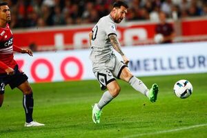 Messi supera a Romario en la tabla de artilleros históricos - Fútbol - ABC Color