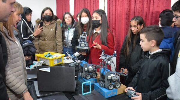 Certifican a 76 niños que culminaron el curso de robótica