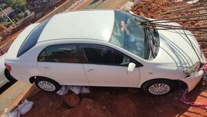 SE SALVÓ DE MILAGRO: VEHÍCULO CAYÓ EN ZONA DE OBRAS Y VARILLAS SE CLAVARON EN EL PARABRISAS