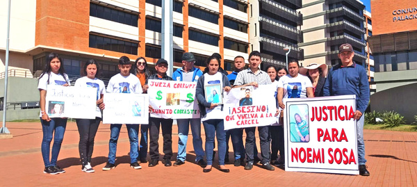 Familiares de joven asesinada por su pareja exigen fecha para juicio oral - La Clave