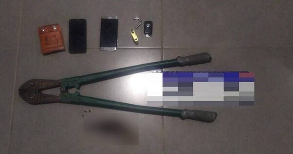 La Nación / Policía captura a tres personas tras intentar robar un centro comercial