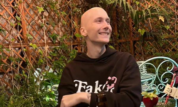 Muere Charlie el ‘tiktoker’ de Alicante que contaba su día a día con cáncer con humor a los 20 años - OviedoPress