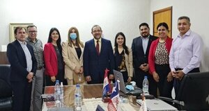 Miembros de la Misión del INDAP de Chile realizan una visita a las oficinas del CAH.