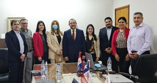 Miembros de la Misión del INDAP de Chile realizan una visita a las oficinas del CAH.
