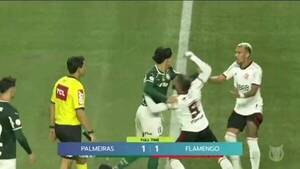 Crónica / [VIDEO] El cruce hendý de Gustavo Gómez con peloteros de Flamengo