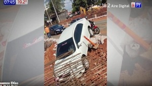 Conductor perdió el control y cayó a una cuneta en Tres Bocas - Paraguaype.com