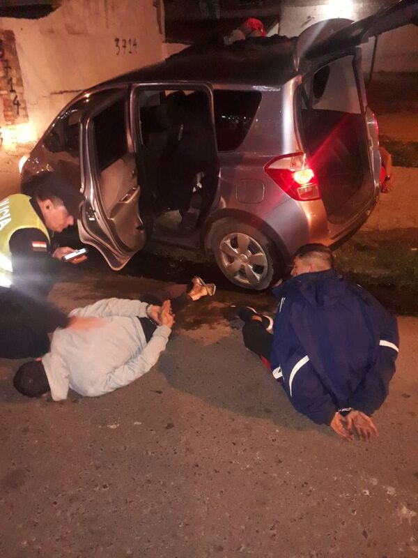 Tras persecución, Policía detiene a tres personas por intento de hurto - Policiales - ABC Color