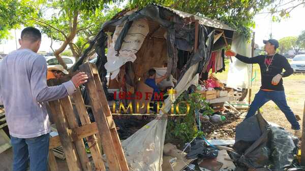 Desalojan a ocupante y retiran precario rancho de la línea internacional - Radio Imperio