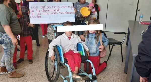 Niños se manifiestan contra interventor para exigir el almuerzo escolar en Guairá - Noticiero Paraguay
