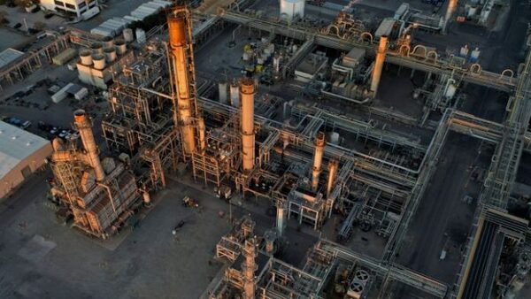 Petróleo cae ante la posibilidad de que Irán exporte más crudo