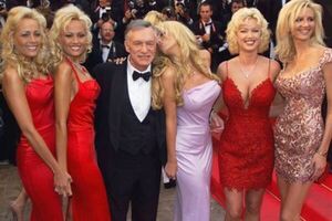 “No quería usar protección, fue asqueroso”, relataron dos ex conejitas de Playboy sobre su primer encuentro sexual con Hugh Hefner