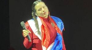 Crónica / [VIDEO] ¡Con altura! Rosalía apareció con la bandera paraguaya