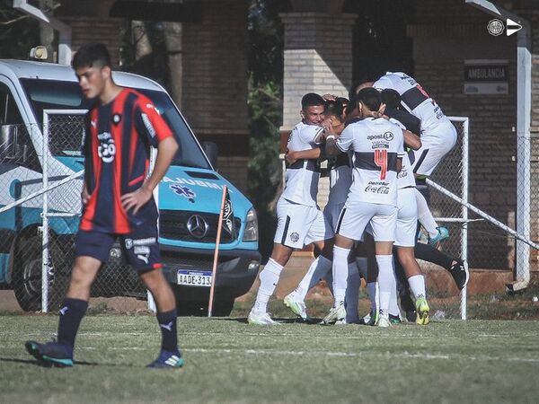 La cima de la Sub 15 se tiñó de blanco y negro   - Fútbol - ABC Color