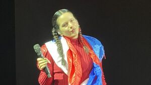 Rosalía agarró la bandera paraguaya durante su concierto
