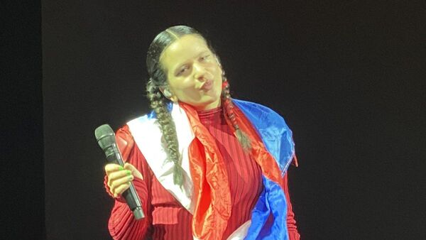 Rosalía agarró la bandera paraguaya durante su concierto