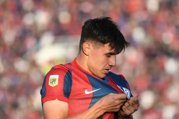 Terrorífica falta contra Adam Bareiro en juego ante Racing | 1000 Noticias