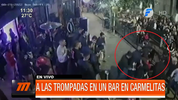 Jóvenes se agarran a las trompadas en un bar de Asunción