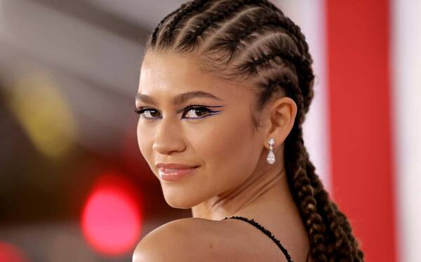 El truco de Zendaya para convertir pantalones blancos en un ‘lookazo’ navideño | 1000 Noticias