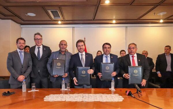 Gobierno firma contrato de zona franca para mayor inversión privada en la historia del país