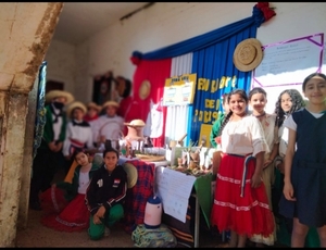 Escuela de Laurelty festejó Dia del Folclore » San Lorenzo PY