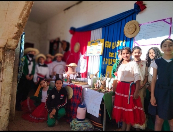 Escuela de Laurelty festejó Dia del Folclore » San Lorenzo PY