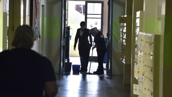 Investigan a maestra por pedir a alumnos muestras de semen
