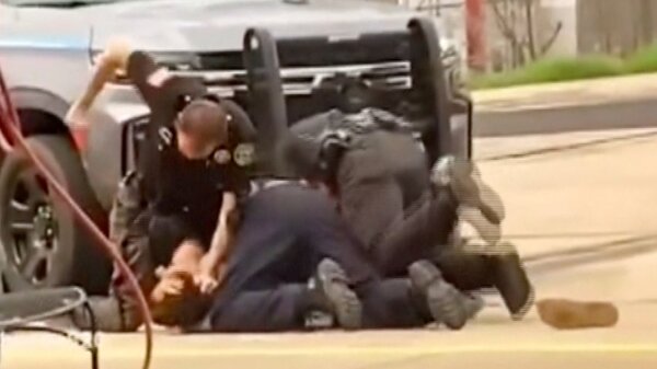 Diario HOY | Brutalidad policial made in USA: 3 agentes agreden con saña a hombre que ya estaba dominado