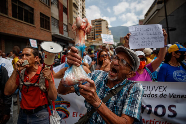 Empleados públicos venezolanos mantienen protestas contra la desmejora salarial - MarketData
