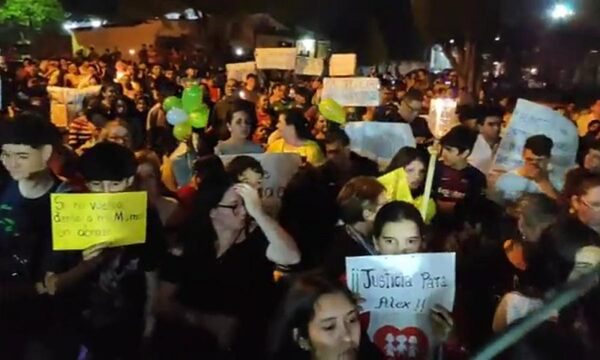Vecinos del barrio Fátima manifestaron su hartazgo en multitudinaria protesta contra inseguridad y pidieron justicia por estudiante apuñalado