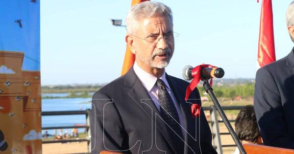 La Nación / Ministro de Asuntos Exteriores de la India habilitó oficialmente la sede diplomática en Asunción