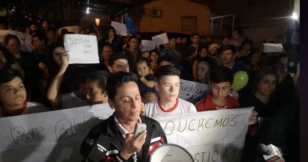 La Nación / “¡Basta de inseguridad!”, gritan vecinos de Álex al manifestarse contra la Policía
