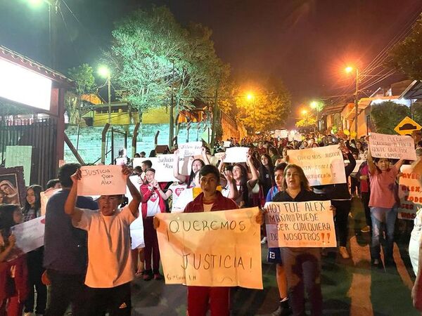 Vecinos de adolescente apuñalado marcharon hasta sede policial hartos de la inseguridad - ABC en el Este - ABC Color