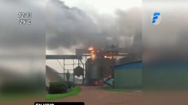 Fuego arrasó con silo de granos en San Cristóbal - Paraguaype.com