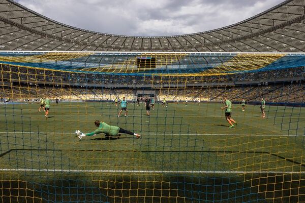 La pelota rueda en Ucrania a pesar de las bombas - Fútbol - ABC Color