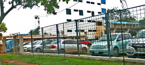 Concejal pide informe sobre una plaza utilizada como estacionamiento de la UPE - La Clave
