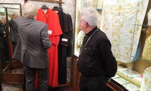 Monseñor Adalberto Martínez ya vio su vestido de Cardenal