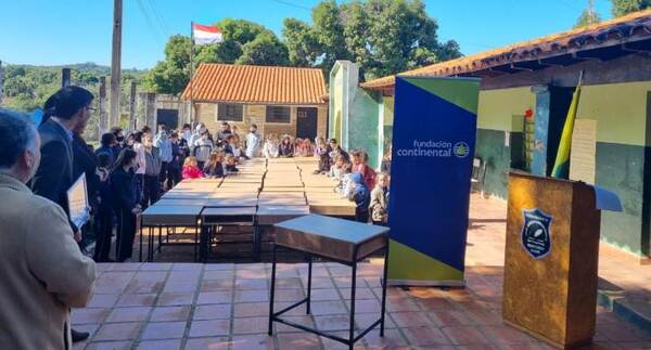Fundación Continental dona pupitres y estantes a Escuela Básica de Caacupé